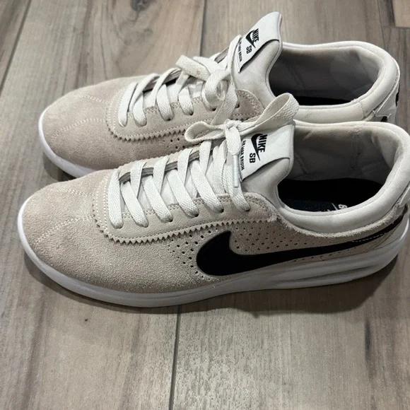 Nike SB Womens Cream and Black Sneakers - Picture 1 of 3